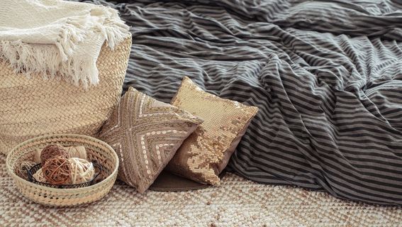 在舒适的家庭内部装饰物品。