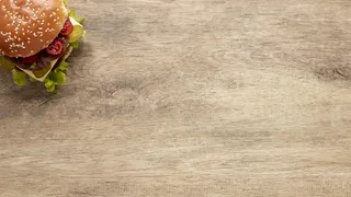 带美味汉堡和复印空间的顶视图框架