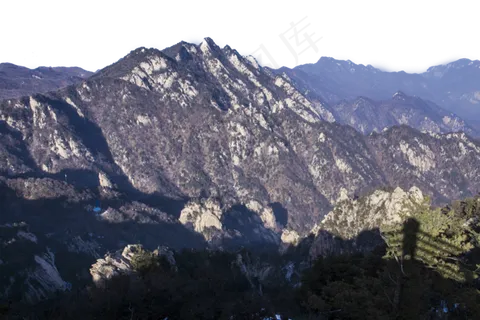 绵延起伏陡峭的大山