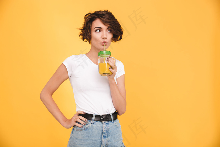 一个可爱的随意女人喝橙汁的画像