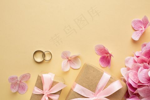 婚礼花卉概念和礼品盒