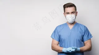 护士戴医用面罩和手套的肖像