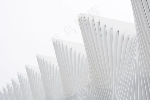 带白色金属肋和玻璃窗的水平拍摄抽象建筑