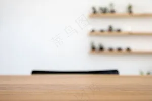 模糊白墙背景的木桌