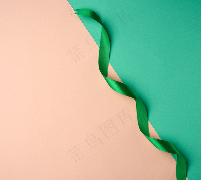 绿色米色表面缠绕的绿色丝带