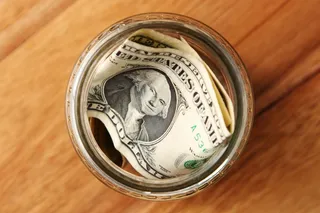 一张高角度的美元钞票放在一个木制的玻璃罐里