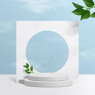 圆柱形白色讲台，天空背景和纸叶子。产品展示、化妆品展示现场、讲台、台座或平台。简单的清洁。