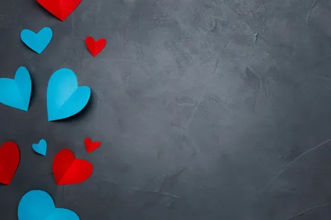 灰色纹理背景上的手工纸心