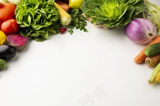 白色背景下平铺彩色蔬菜，带复印空间
