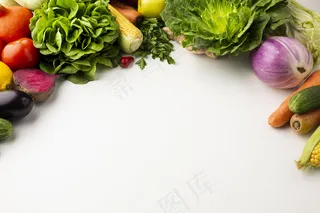 白色背景下平铺彩色蔬菜，带复印空间