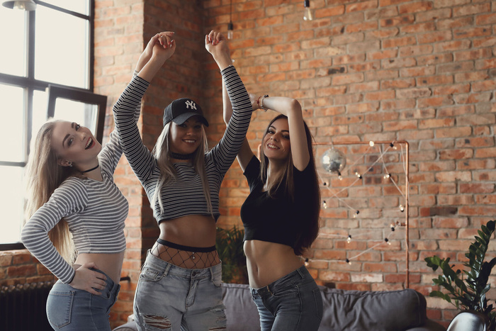 人们在聚会上玩得很开心