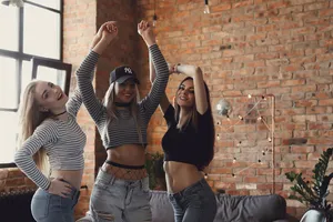 人们在聚会上玩得很开心