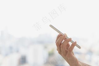 背景散焦的手持式手机侧视图