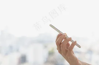 背景散焦的手持式手机侧视图