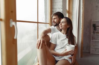 一对美丽的情侣在家里度过时光