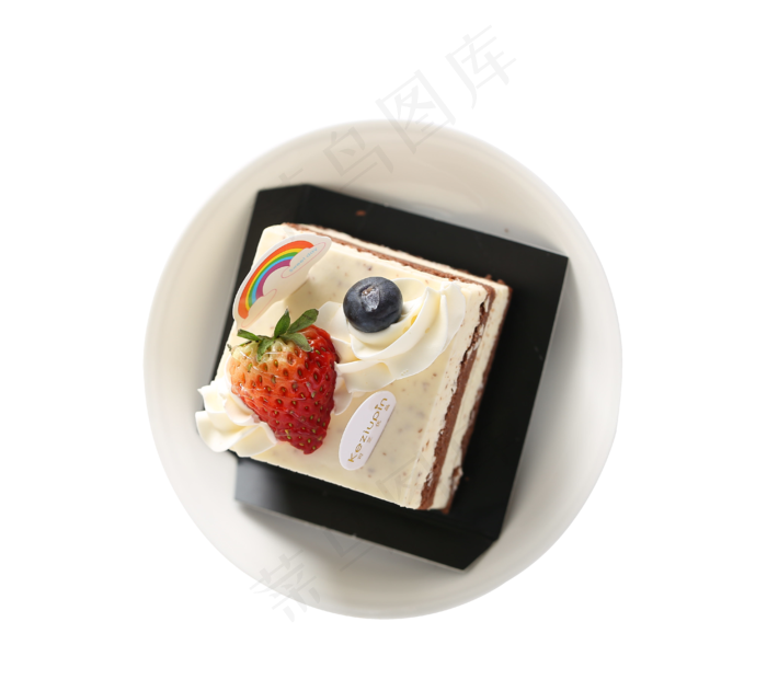 盘子里的草莓水果蛋糕