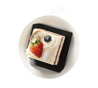 盘子里的草莓水果蛋糕