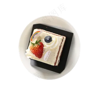 盘子里的草莓水果蛋糕