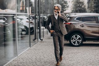 高级商务人员在打电话