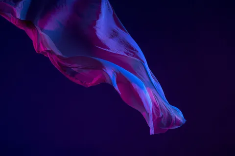 光滑优雅的透明蓝色布，蓝色背景隔开。