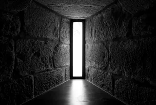 带天窗玻璃窗的混凝土和石墙透视图。室内建筑设计。房子内部。住宅建筑的灯光设计。