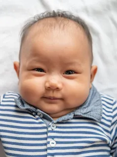 婴儿开心地笑着。 婴儿开心地笑着。