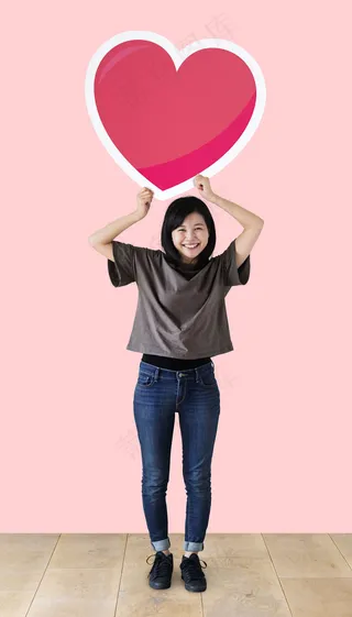 在工作室里拿着心形图释的女人