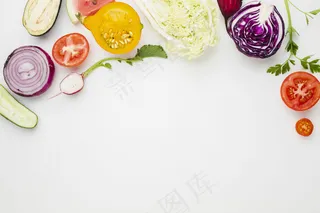 带复制空间的白色背景上的俯视切片蔬菜