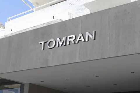 3d镀铬标志实体模型样机灰色立面标志