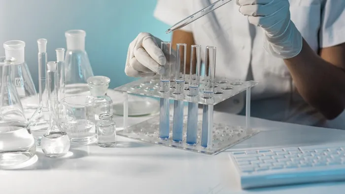 拿着管子和吸管的特写科学家