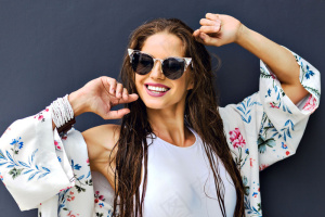 夏日时尚特写写真，迷人的黑发女人在灰色背景下，游泳后的长发湿发