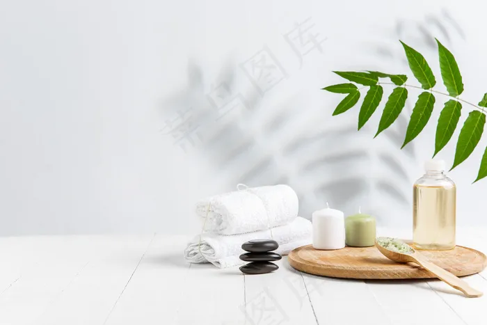 康体中心按摩桌上的美丽spa组合