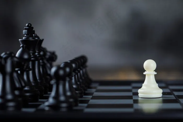 商业战略概念与数字棋盘雾和木桌侧视图。