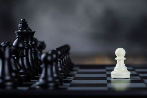 商业战略概念与数字棋盘雾和木桌侧视图。