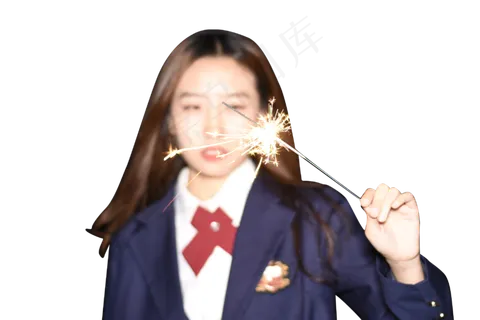 夜晚手持烟花棒的女生