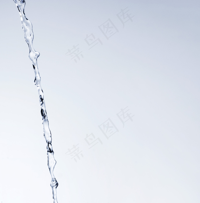 背景为水花飞溅的真实空间