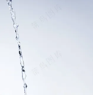 背景为水花飞溅的真实空间