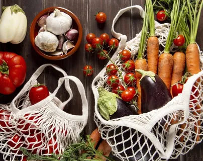 胡萝卜和蔬菜袋顶视图