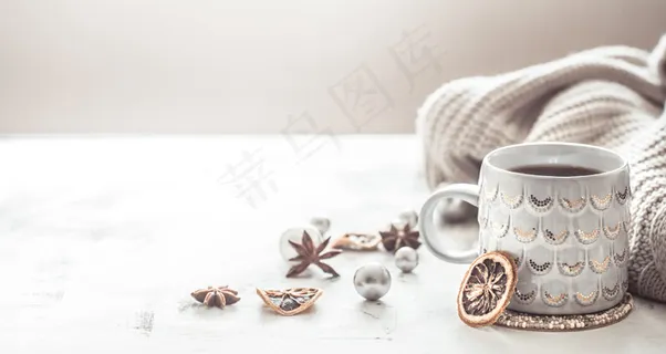 舒适的冬季构图,配上杯子和毛衣 舒适的冬季构图,配上杯子和毛衣