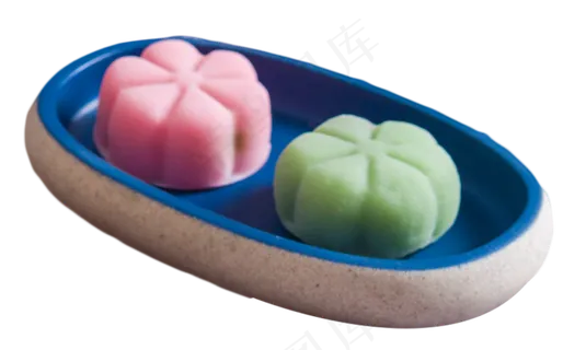 瓷盘里的冰皮月饼