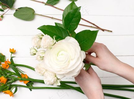 女花匠在花店做漂亮的花束