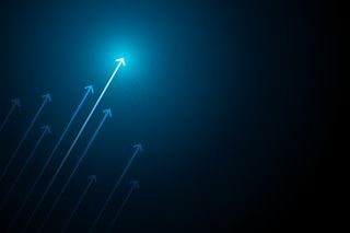 深蓝色背景上的亮箭头向上电路，带有复制空间复制插图，业务增长概念。