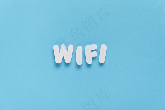 用纯背景拼写的Wifi文本