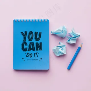 带笔记本和起皱纸的书桌俯视图