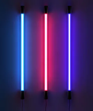 以不同颜色照明霓虹灯管的图示。关于暗背景