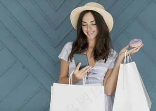 戴着帽子的可爱女士看着智能手机