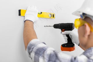 拿着钻头的人的特写镜头