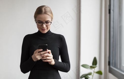 现代女性使用手机