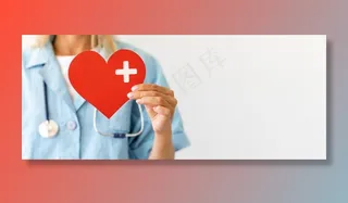 女医生用听诊器拿着纸心和复印空间