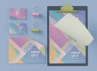 带卡片和回形针的记事本俯视图